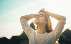 mulher acordando com mais energia e mais disposição