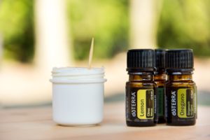 3 tipos de óleos essenciais doterra sobre uma mesa