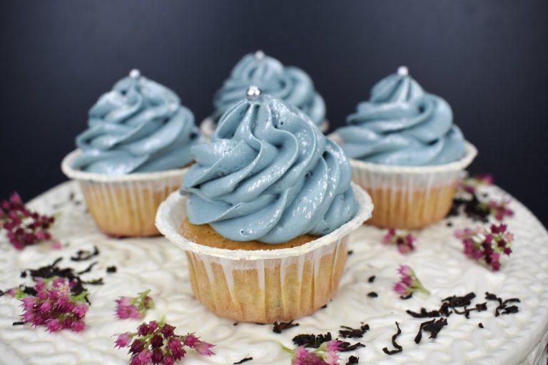 cupcakes com glacê feito à base de óleo de baunilha e óleo de lavanda