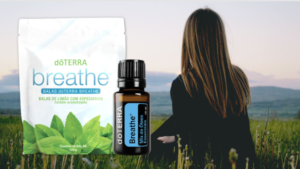 mulher sentada na grama com os produtos doterra breathe ao lado