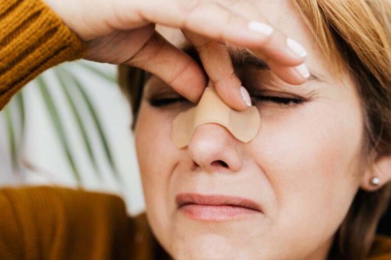 mulher usando dilatador nasal aguardando chegar óleo essencial para desentupir seu nariz