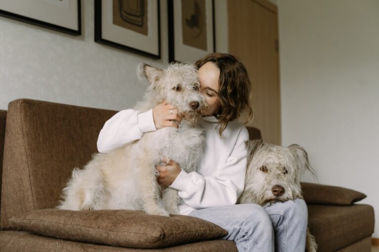 mulher com 2 pets cachorros em sessão de aromaterapia com óleo essencial de lavanda