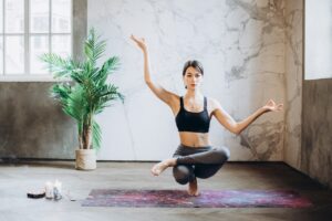 mulher praticando ioga yoga posição de yoga