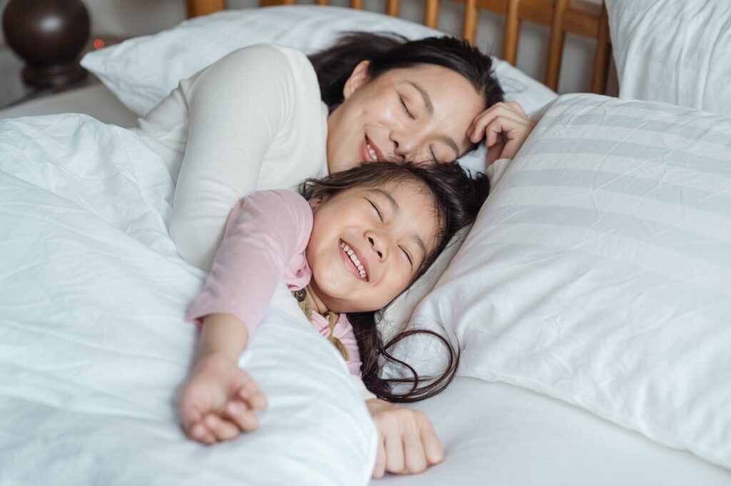 mãe que trabalha com a doterra deitada com a filha criança depois do almoço mostra qualidade de vida