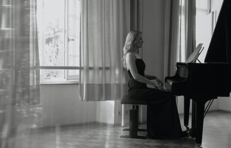 mulher tocando piano em ambiente relaxante - musicoterapia e aromaterapia